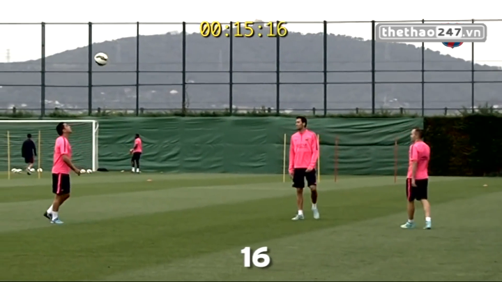 VIDEO: Xavi, Iniesta, Busquets phối hợp tâng bóng trên sân tập